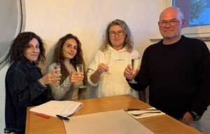 Unsere Pächterinnen Valeria und Eleonora stoßen mit unserer Finanzchefin Mojca und Vorstand Technik auf die Unterzeichnung des Pachtvertrages an.